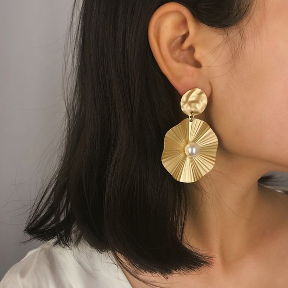 **HAISLEY* Pearl x Circle Creased Fashion Earrings - Picture 2 of 5